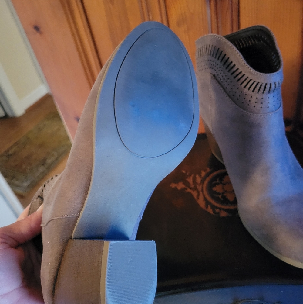 Boots - Picture 3 of 4